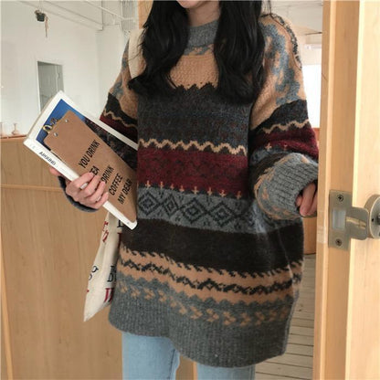 Cozy and stylish pullover sweater, perfect for casual and formal occasions, featuring comfortable fabric and modern design.