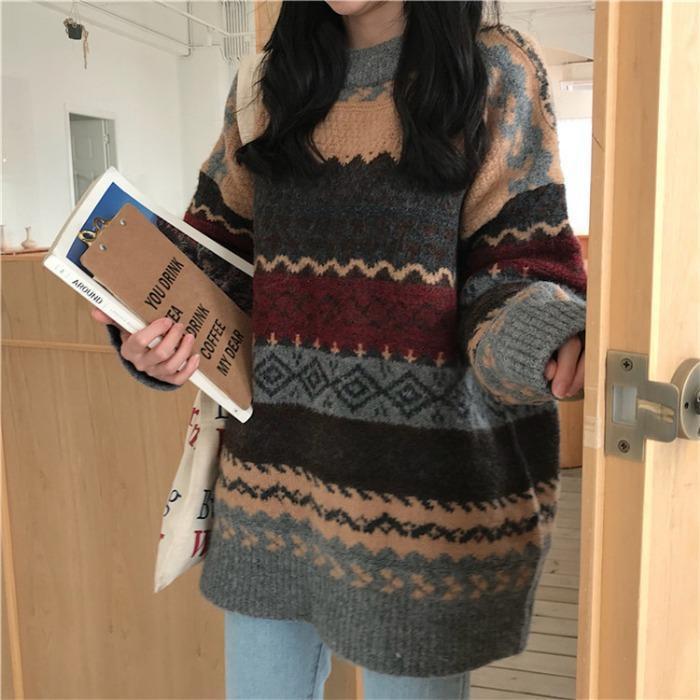 Cozy and stylish pullover sweater, perfect for casual and formal occasions, featuring comfortable fabric and modern design.