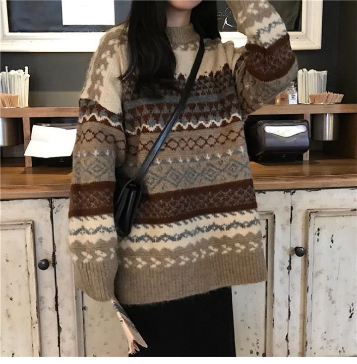 Cozy and stylish pullover sweater, perfect for casual and formal occasions, featuring comfortable fabric and modern design.