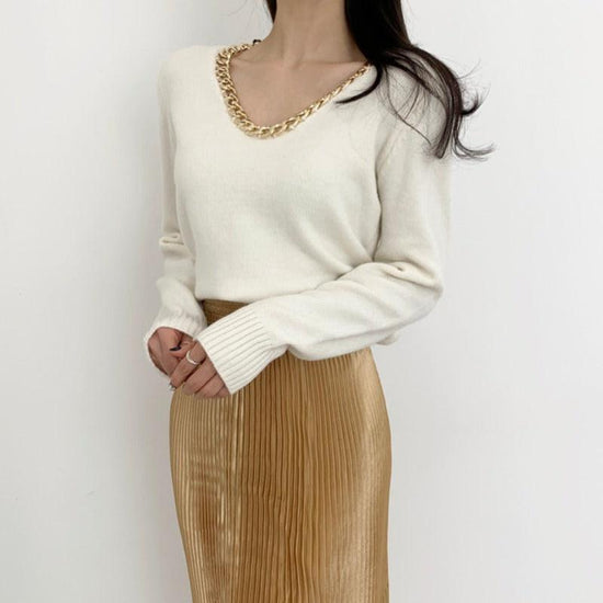 Elegant sweater displayed on a minimalist mannequin, showcasing refined style and premium knitwear quality for fashion enthusiasts.