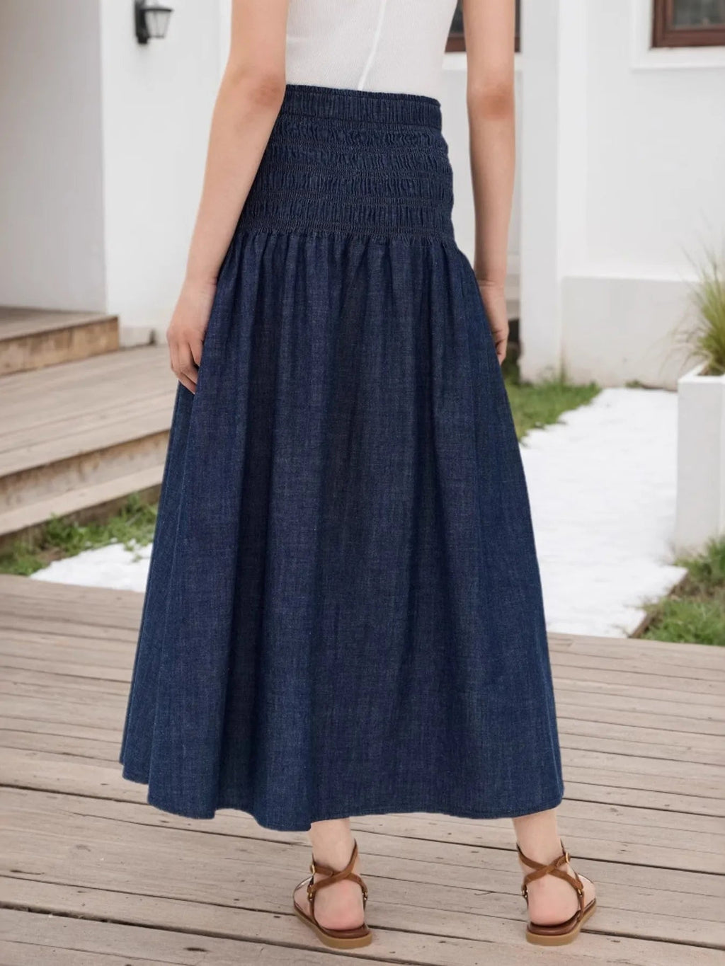 Elegant midi skirt with elastic waistband, perfect for formal and stylish occasions