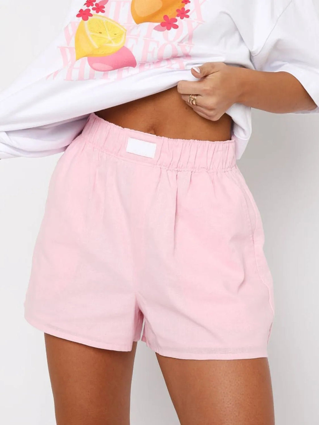 Comfortable elastic shorts designed for optimal fit and flexibility, perfect for activewear and casual outings.