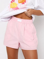 Comfortable elastic shorts designed for optimal fit and flexibility, perfect for activewear and casual outings.