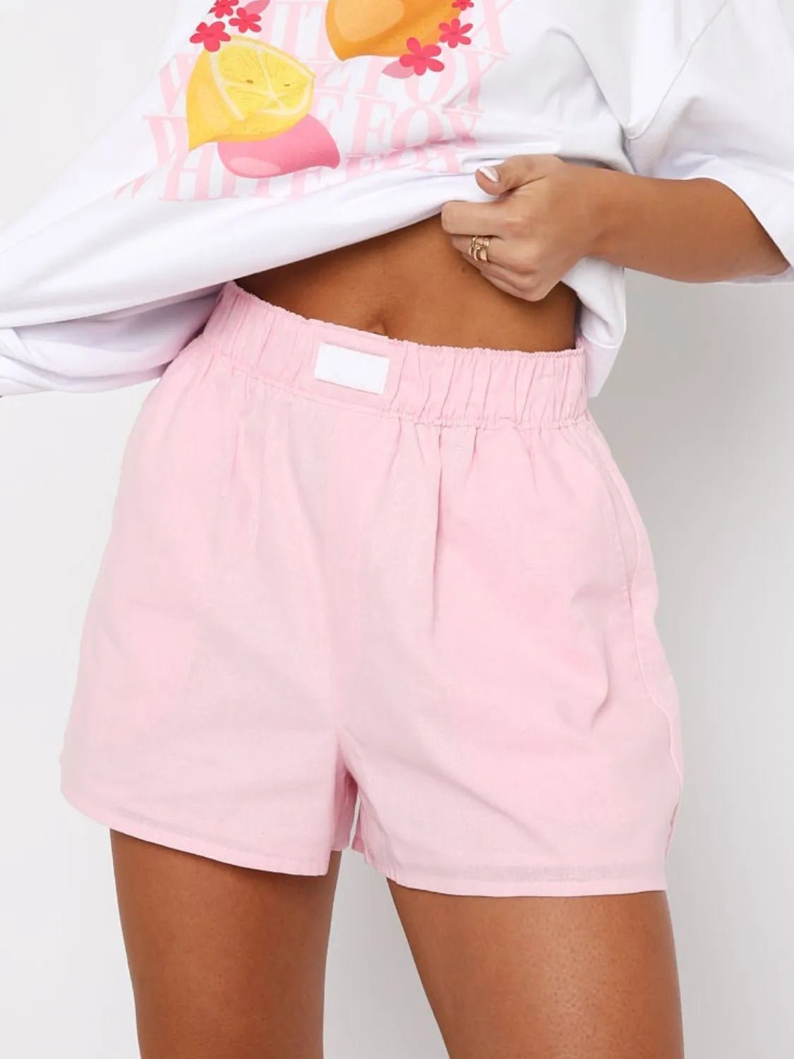 Comfortable elastic shorts designed for optimal fit and flexibility, perfect for activewear and casual outings.