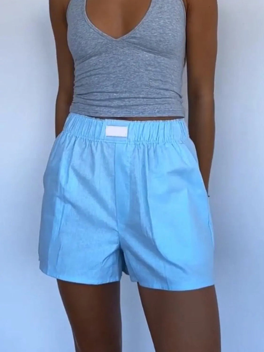 Comfortable elastic shorts designed for optimal fit and flexibility, perfect for activewear and casual outings.