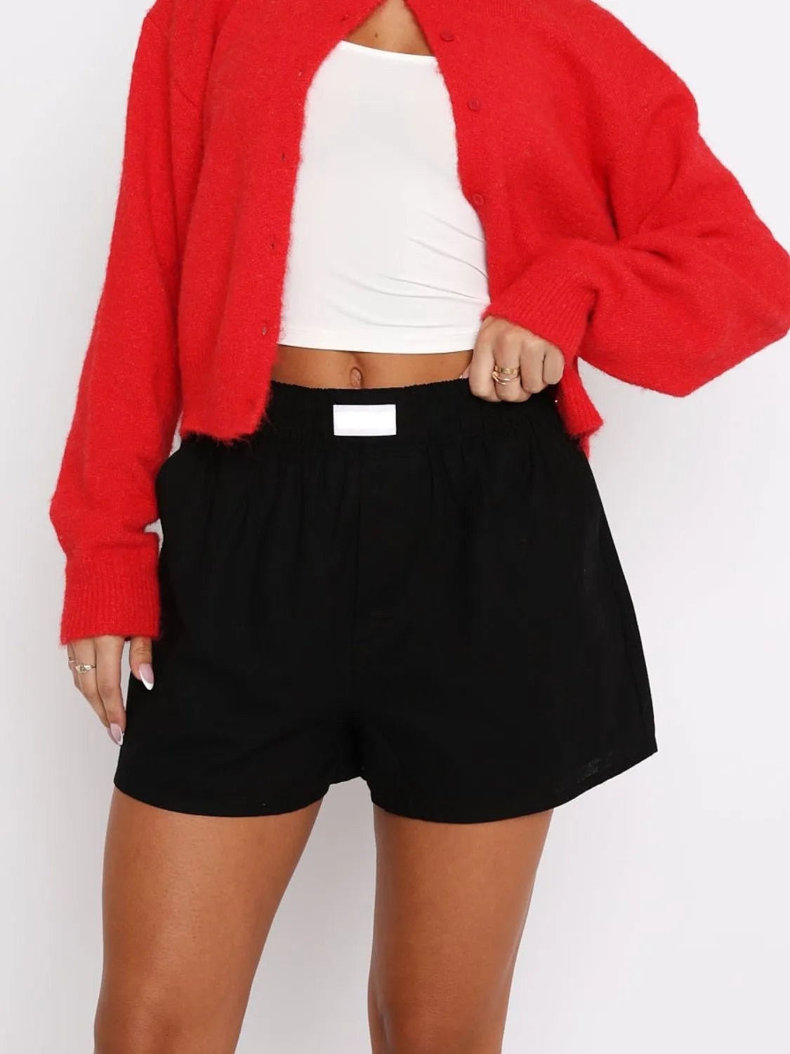 Comfortable elastic shorts designed for optimal fit and flexibility, perfect for activewear and casual outings.