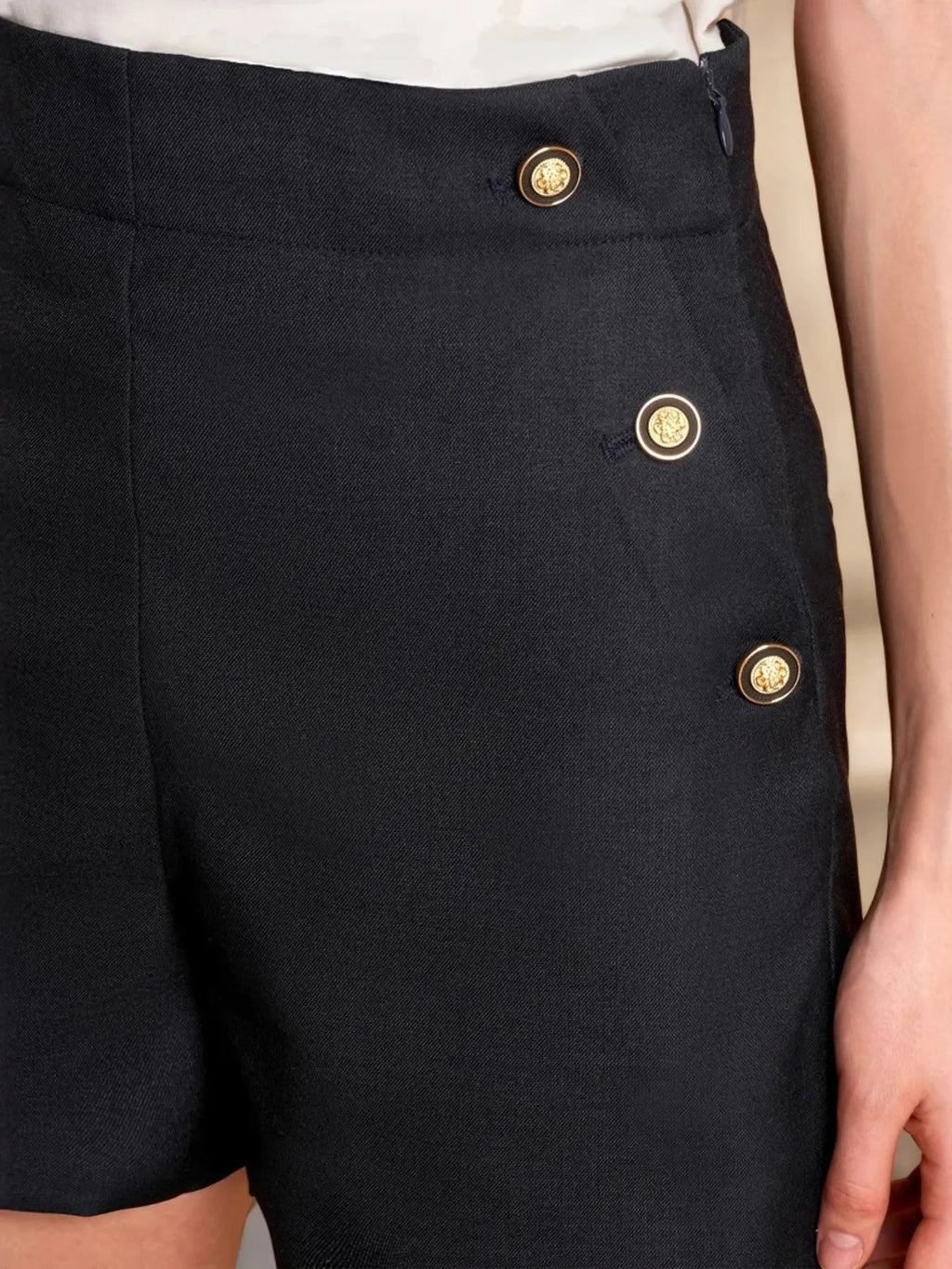 High-waisted shorts elegantly designed for comfort and style, perfect for modern casual wear.