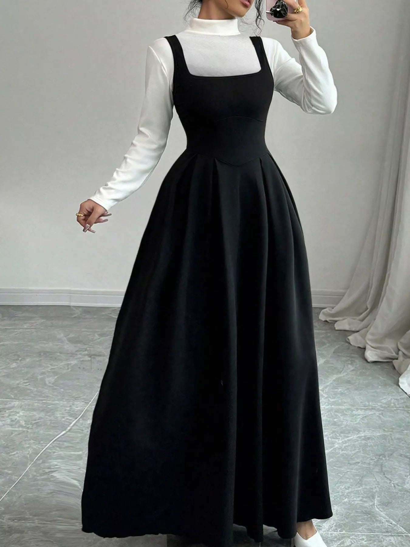 Sleeveless A-Line Maxi Dress with Square Neckline.