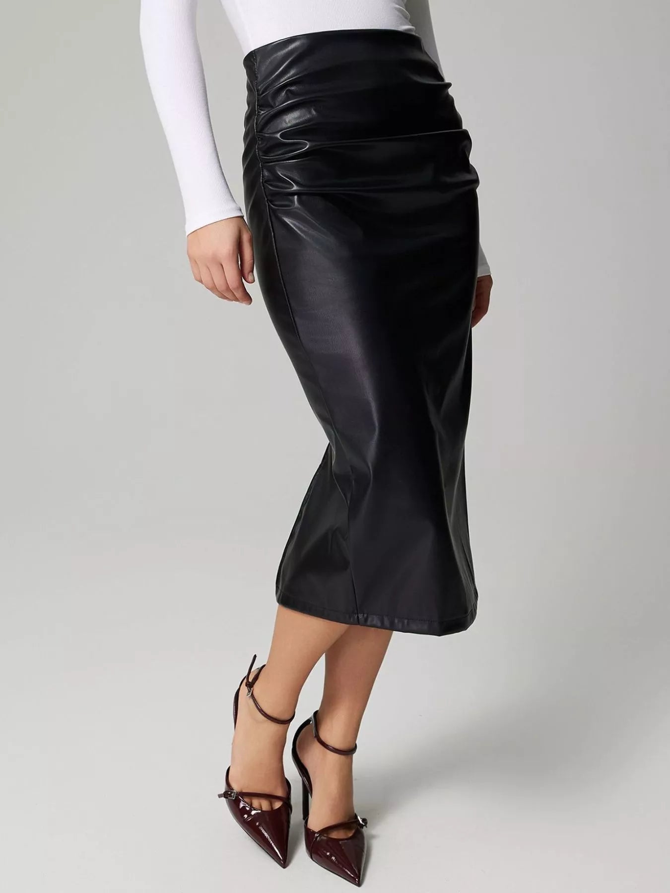 Stylish leather skirt for professional attire, crafted from premium leather to enhance formal wardrobe elegance.