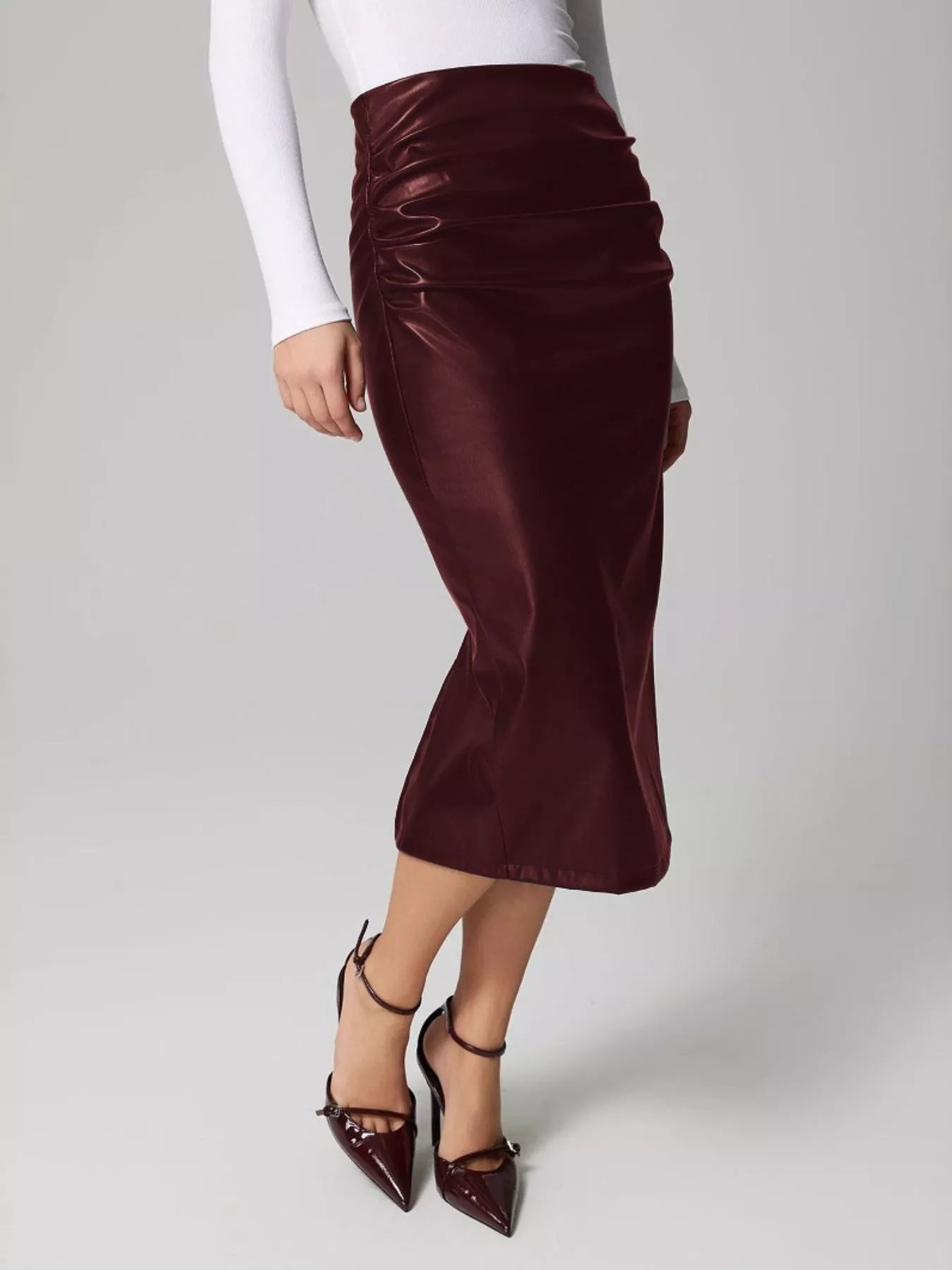 Stylish leather skirt for professional attire, crafted from premium leather to enhance formal wardrobe elegance.